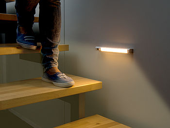 Lunartec LED Leisten zum Kleben: 4er-Set Schwenkbare Lichtleisten, PIR-Sensor, 9 SMD-LEDs, warmweiß (LED Lichtleiste Batterie)
