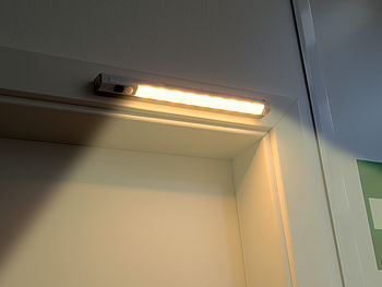 Lunartec LED Lichtleiste Batterie: 4er-Set Schwenkbare Lichtleisten, PIR-Sensor, 9 SMD-LEDs, warmweiß (LED Lichtleiste batteriebetrieben)