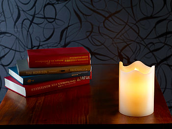 Britesta Batteriekerzen: Echtwachskerze mit beweglicher LED-Flamme, 90 x 130 mm, Gr. M (LED Kerzen mit Flackerlicht)