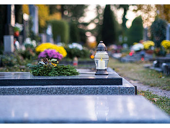 PEARL LED Kerzen für Friedhof: 4er-Set flackernde Grablicht-LED-Kerzen mit Dämmerungssensor, weiß (Grablicht Laterne)