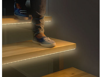 Lunartec LED Stripes mit Akku: Akku-LED-Streifen, 30 warmweiße LEDs, PIR-Sensor, 180 lm, 100 cm, IP65 (LED-Streifen Akku aufladbar)